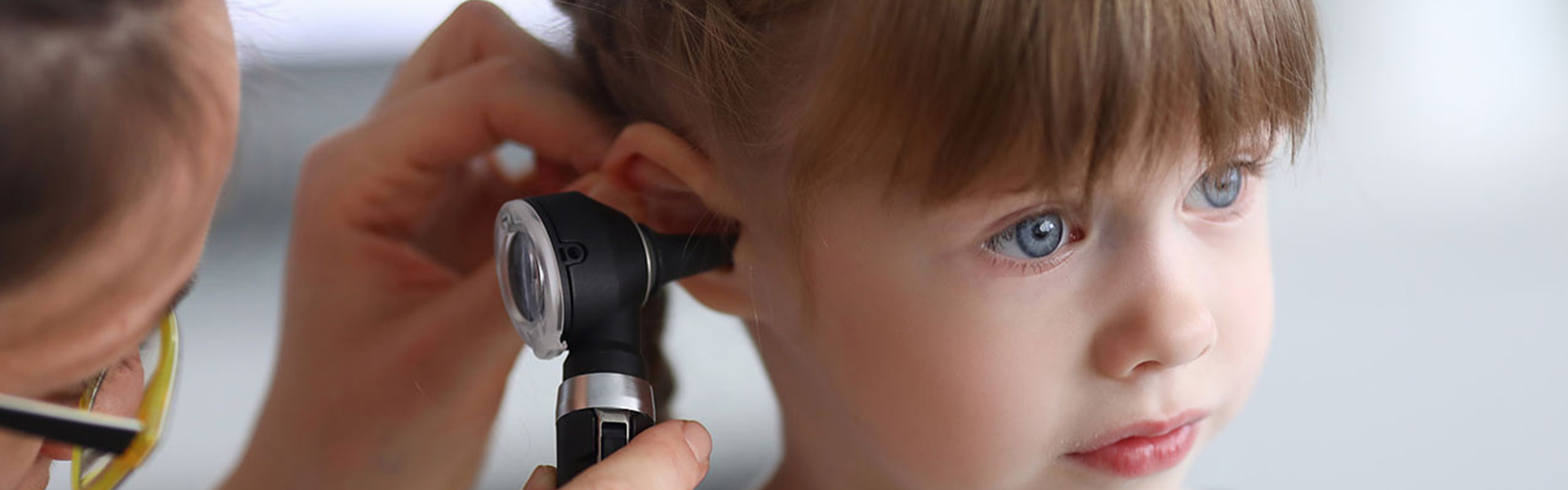 Како да препознаете дали вашето дете има инфекција на увото?