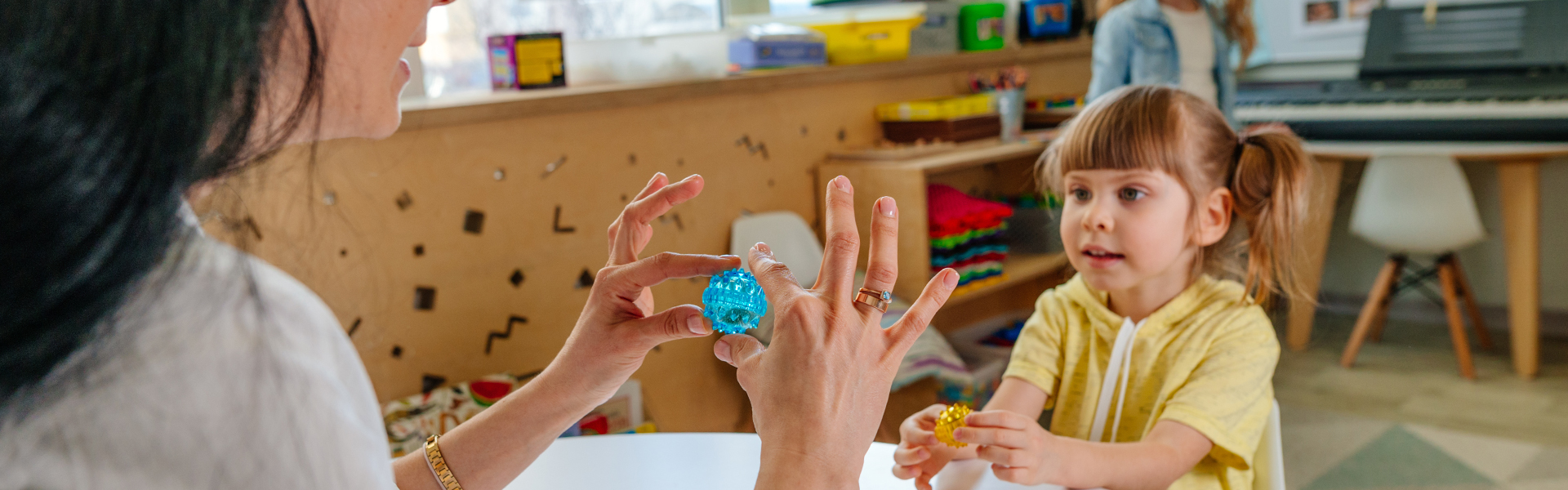 Како да препознаете знаци на доцнење во развојот кај децата?