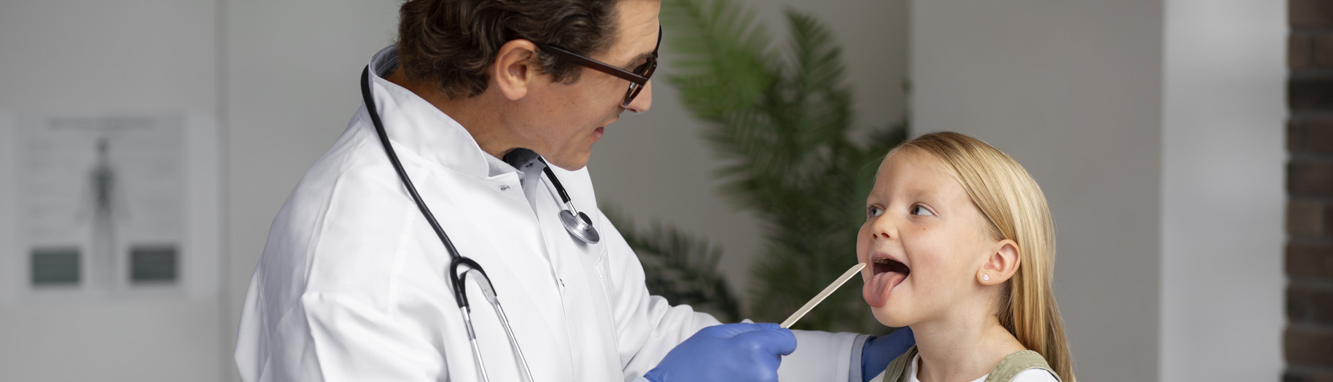 Што предизвикува воспаление на грлото или на крајниците кај децата?