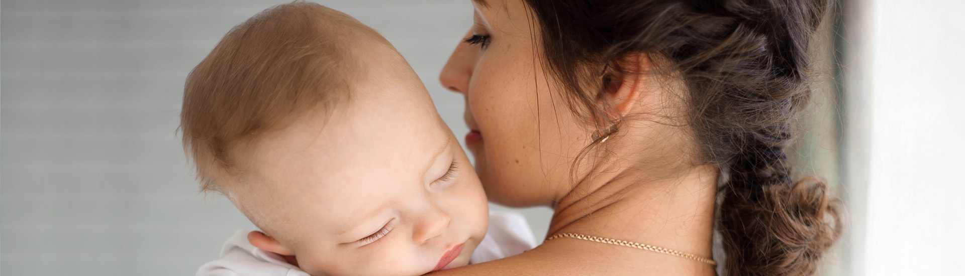 Зошто контактот „кожа на кожа“ е многу важен за бебето?